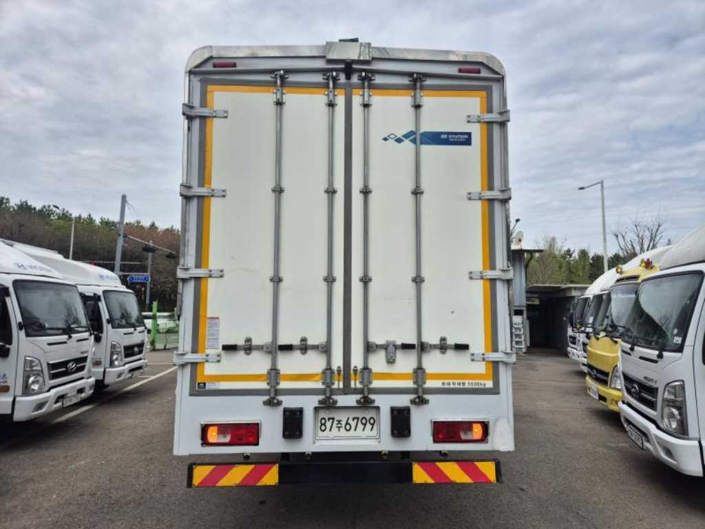 medium and large cargo truck - Vista 5