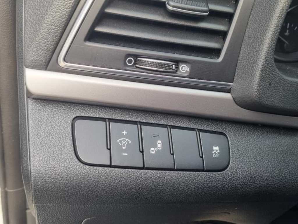 HYUNDAI Avante - Vista 5