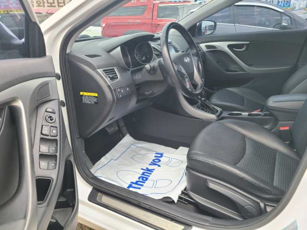 HYUNDAI Avante - Vista 8