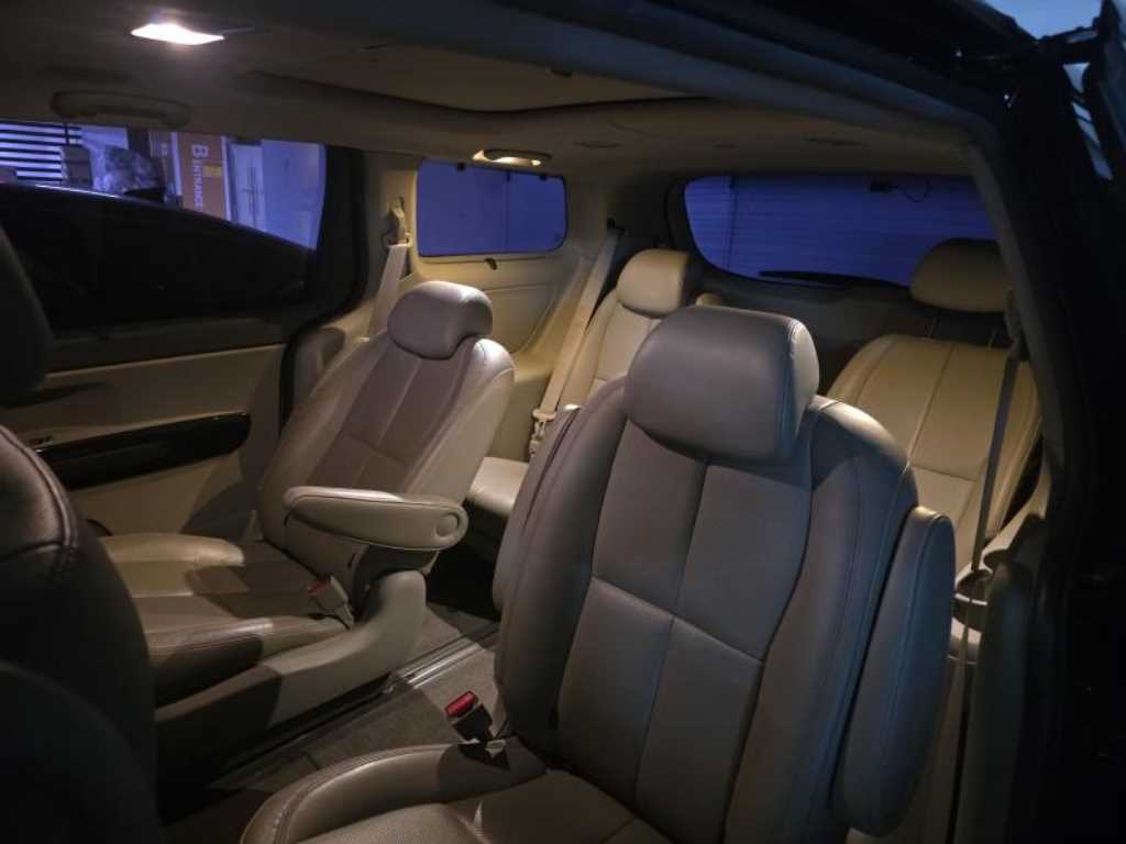 KIA Carnival - Vista 8