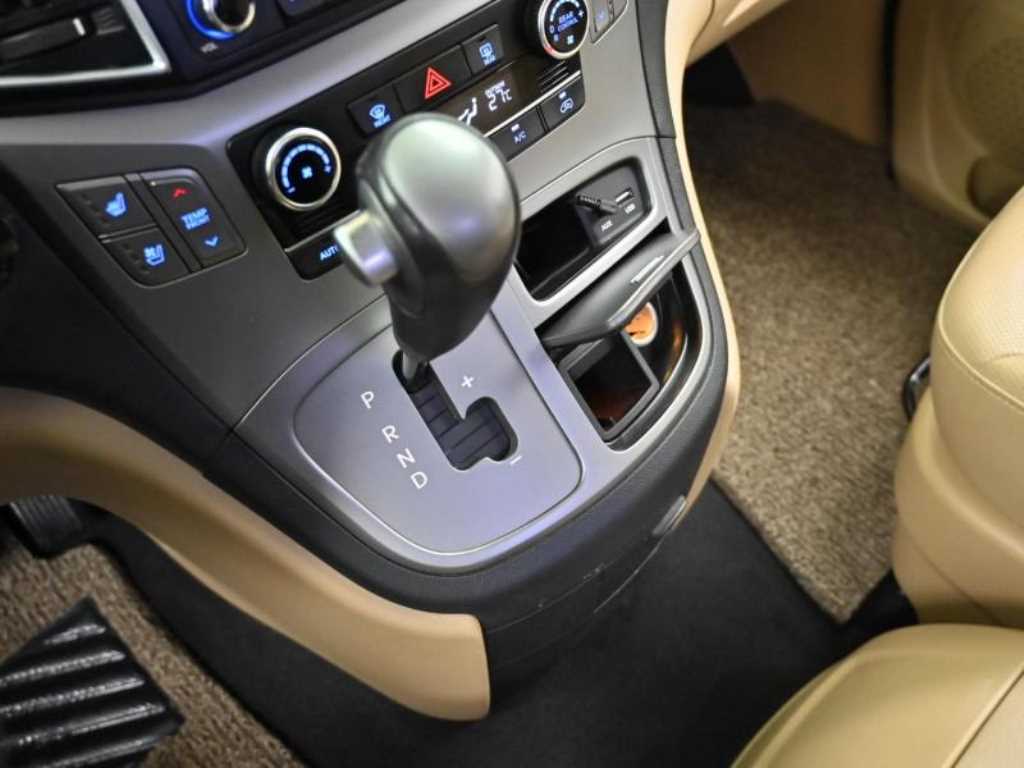 HYUNDAI Starex - Vista 10