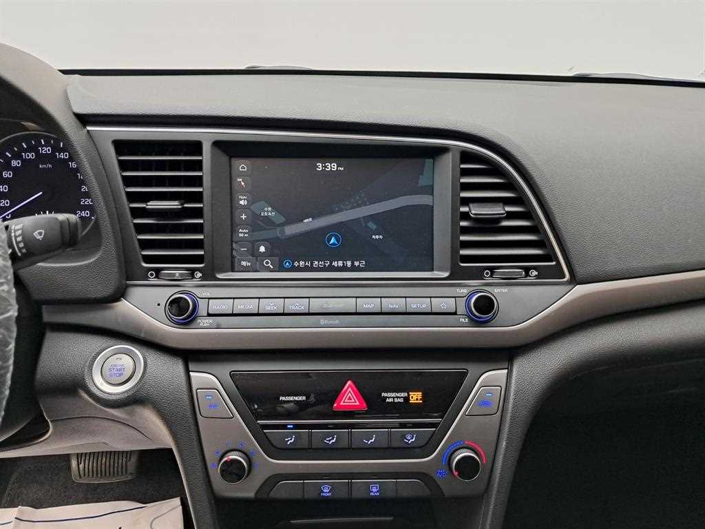 HYUNDAI Avante - Vista 9