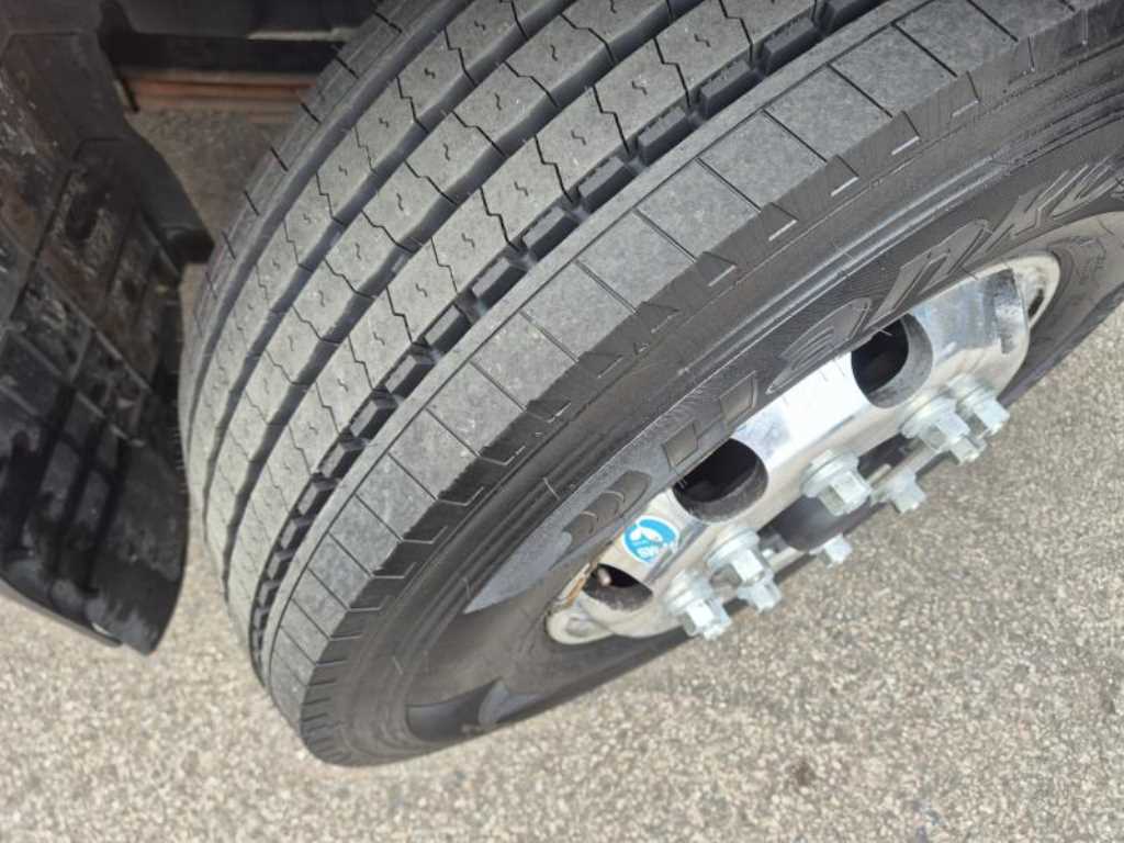 medium and large cargo truck - Vista 11