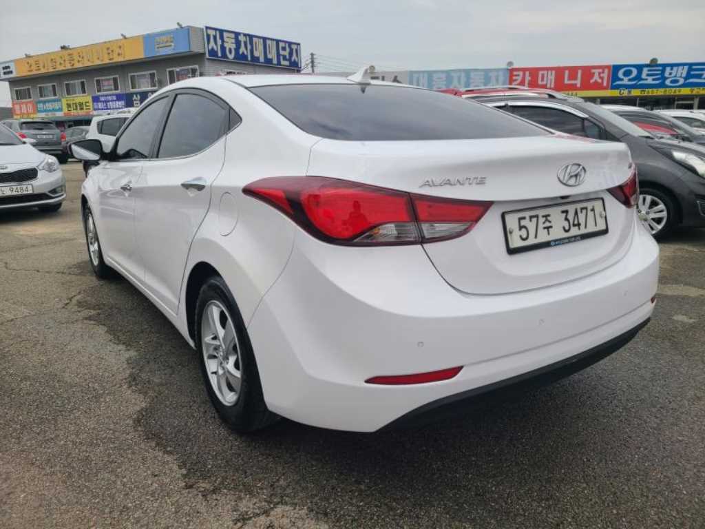 HYUNDAI Avante - Vista 3