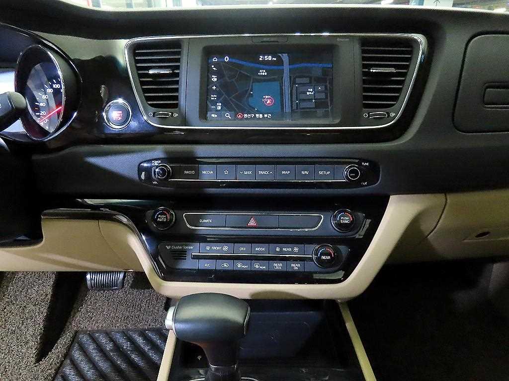 KIA Carnival - Vista 11