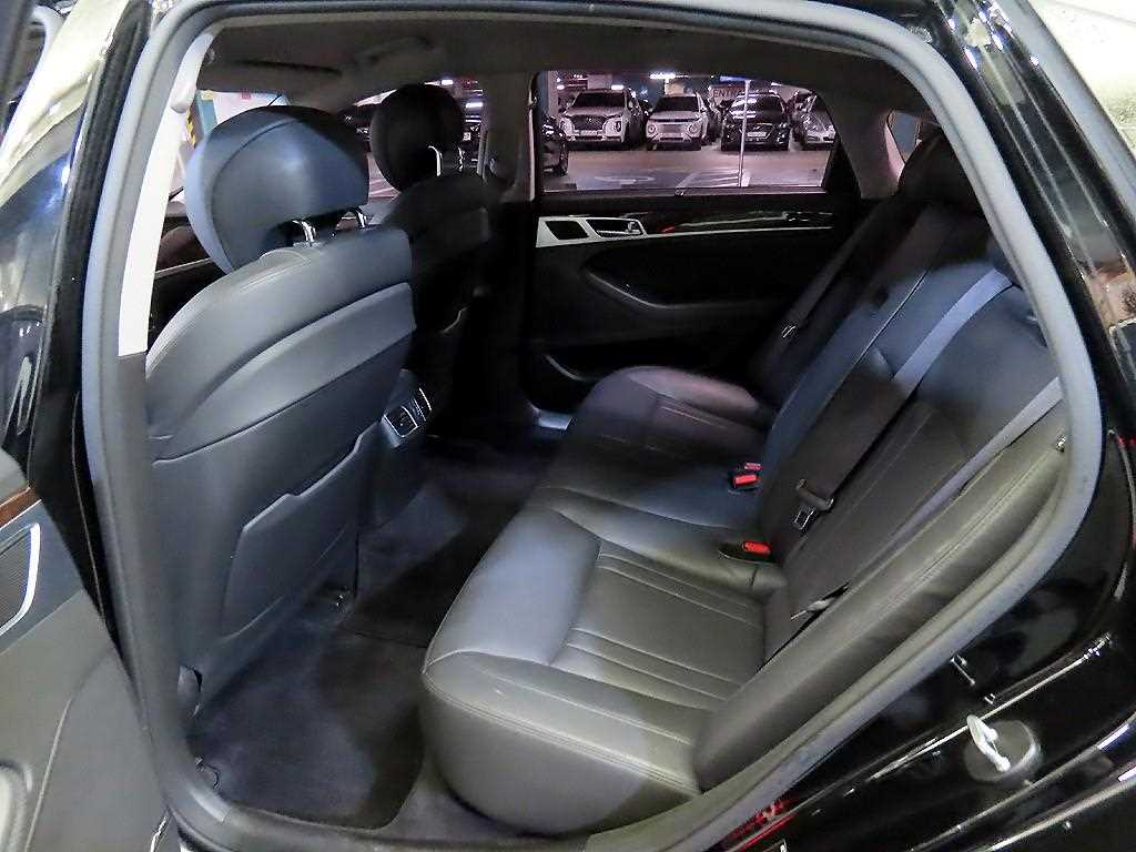 HYUNDAI Genesis - Vista 7