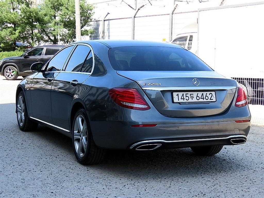 Mercedes Benz E class - Vista 3