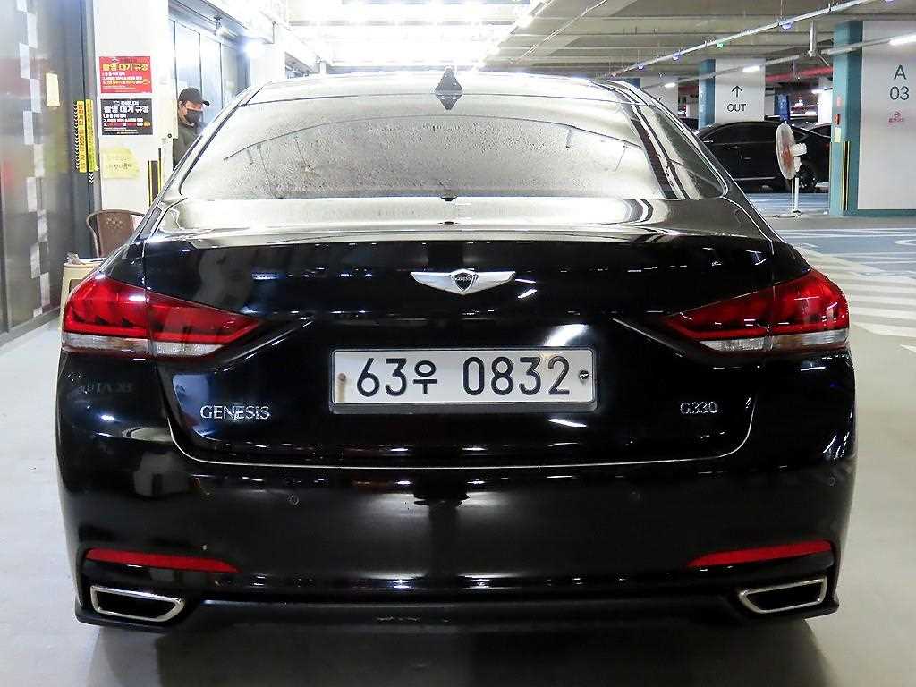 HYUNDAI Genesis - Vista 5
