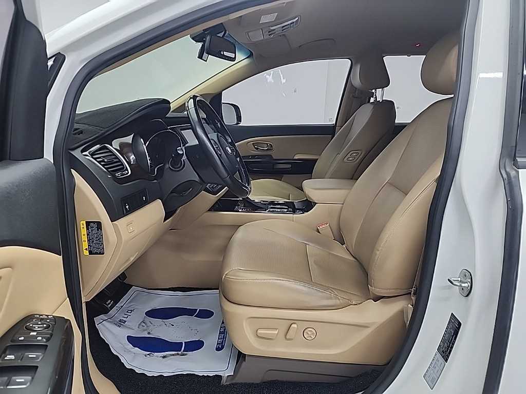 KIA Carnival - Vista 11