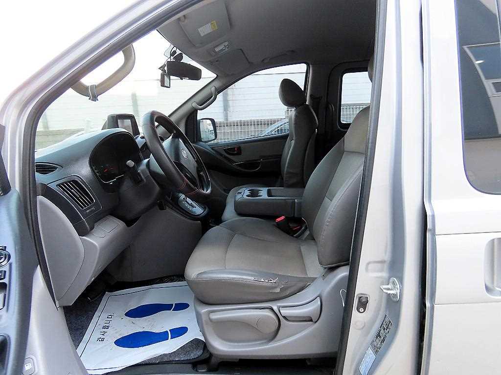 HYUNDAI Starex - Vista 5