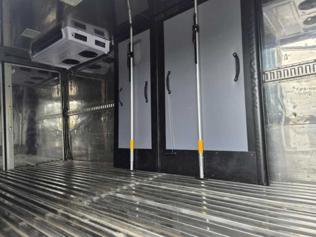 medium and large cargo truck - Vista 11