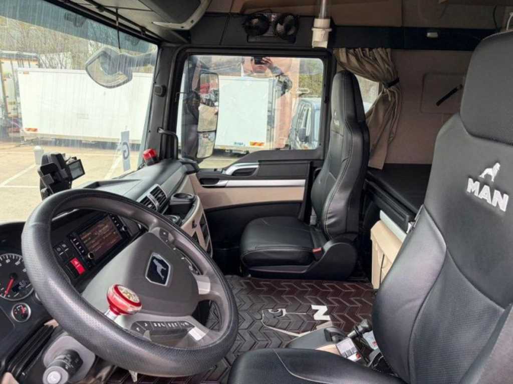 medium and large cargo truck - Vista 6