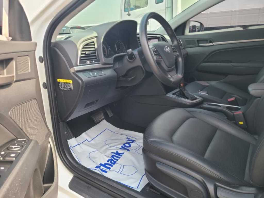 HYUNDAI Avante - Vista 9