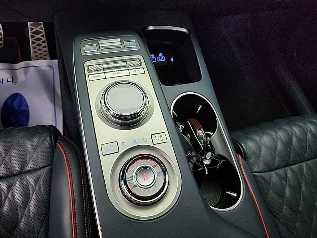 Genesis GV70 - Vista 8