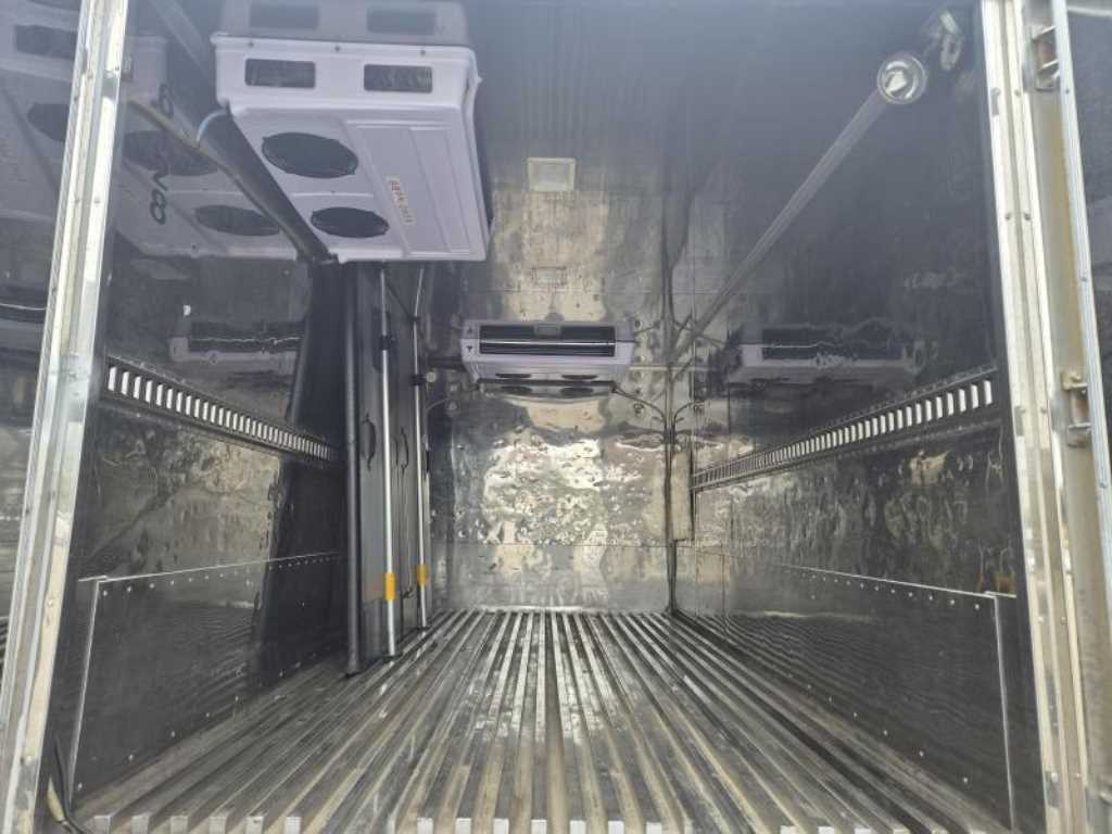 medium and large cargo truck - Vista 9