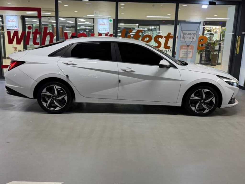 HYUNDAI Avante - Vista 3