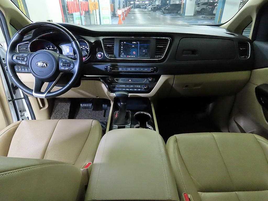 KIA Carnival - Vista 10