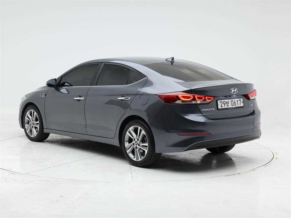 HYUNDAI Avante - Vista 4