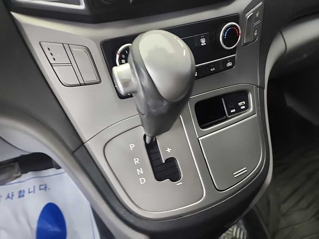 HYUNDAI Starex - Vista 8