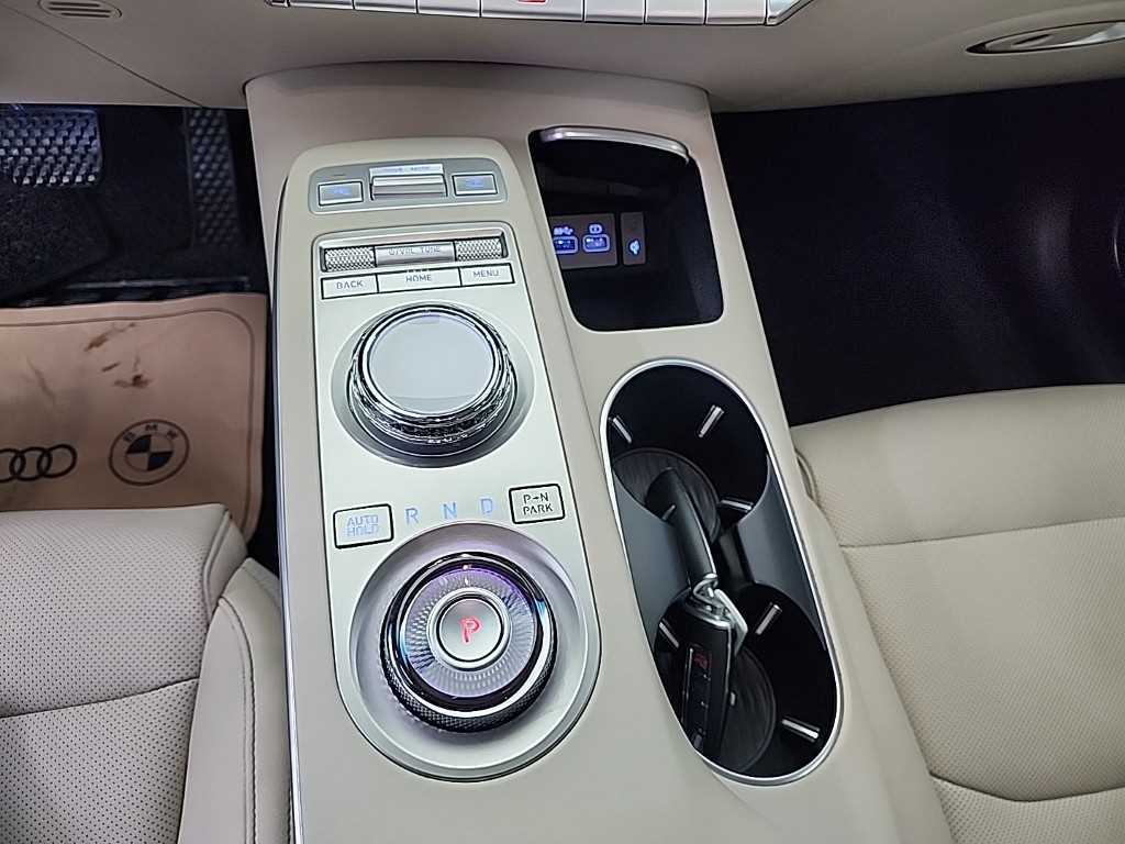 Genesis GV70 - Vista 8