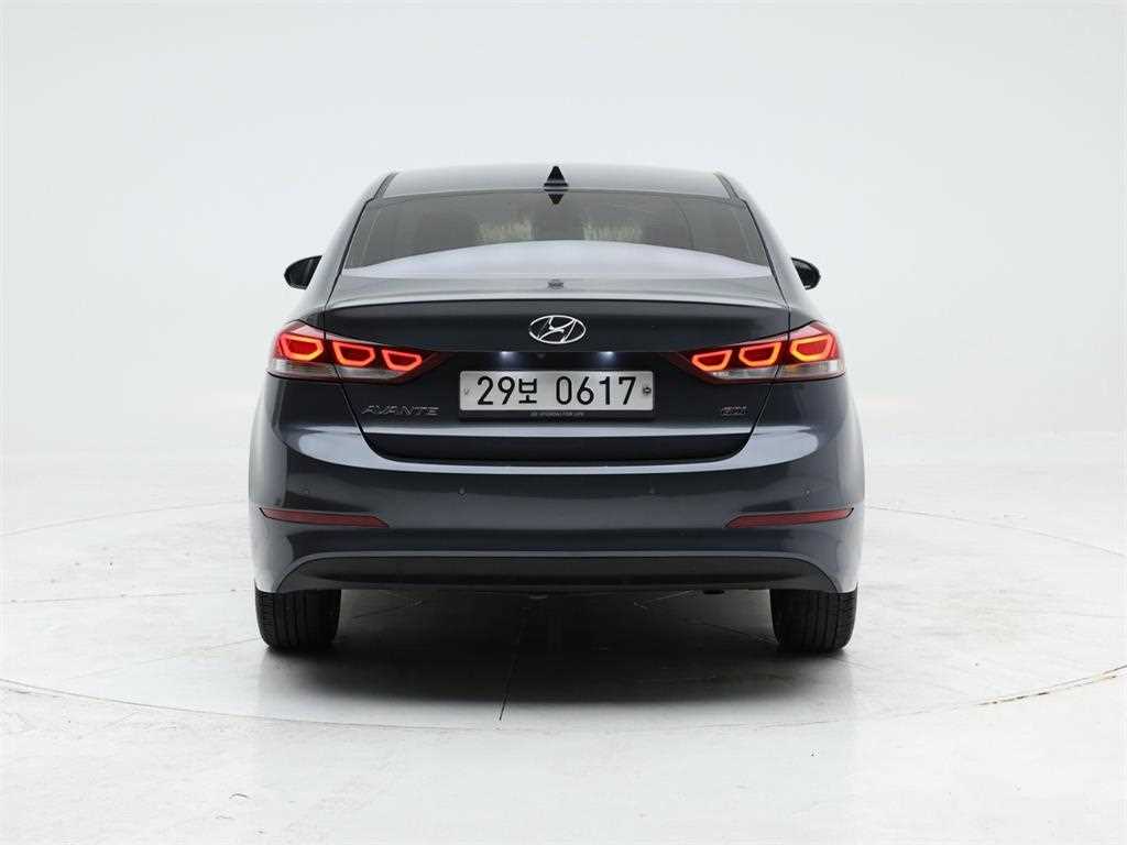 HYUNDAI Avante - Vista 5