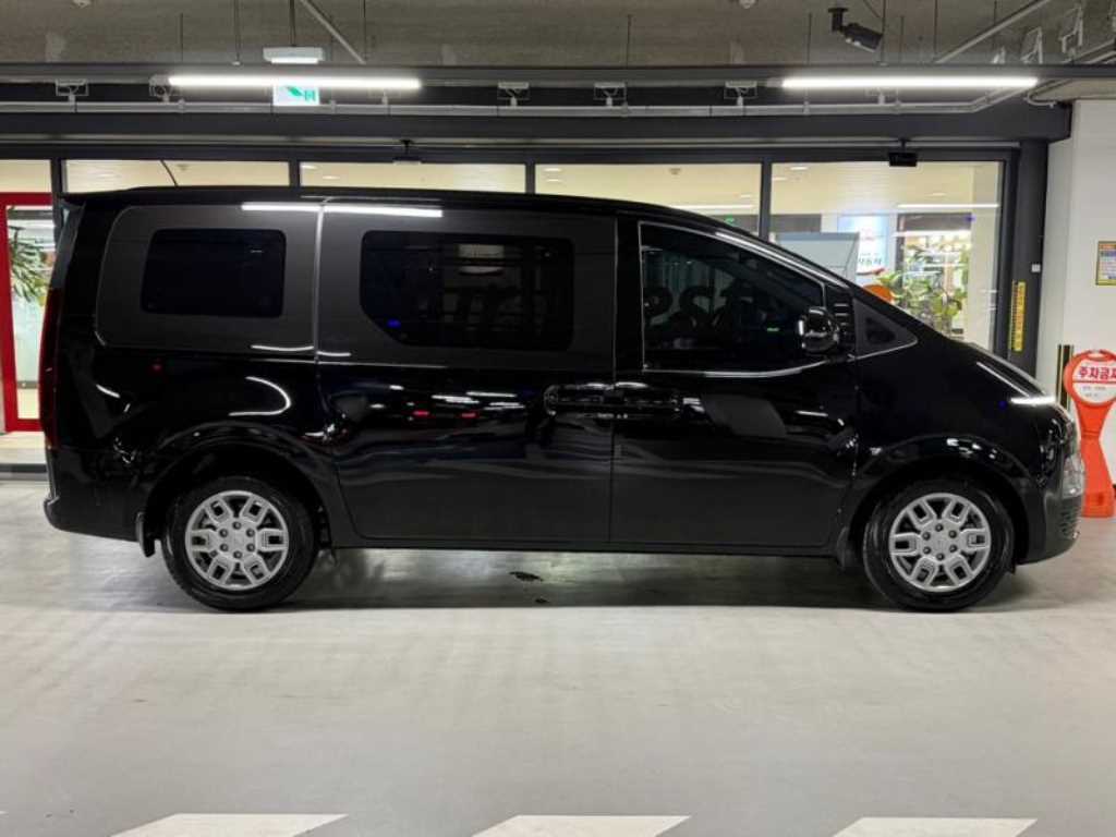 HYUNDAI Staria - Vista 3