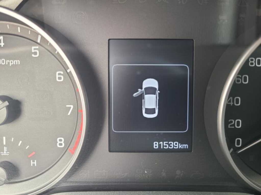 HYUNDAI Avante - Vista 7