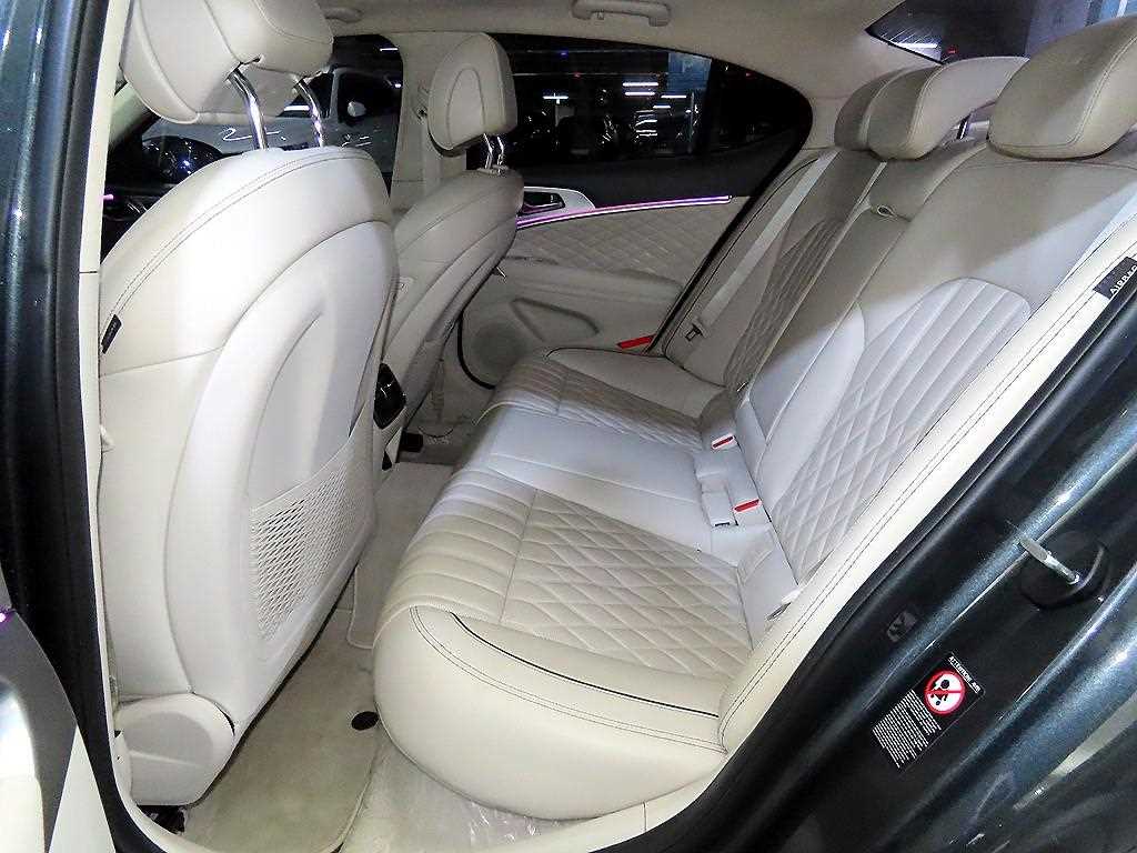 Genesis G70 - Vista 8