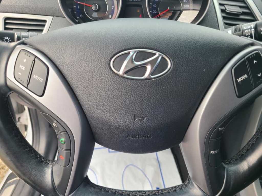 HYUNDAI Avante - Vista 10