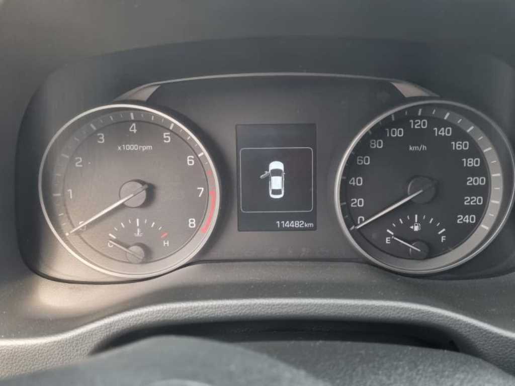 HYUNDAI Avante - Vista 3