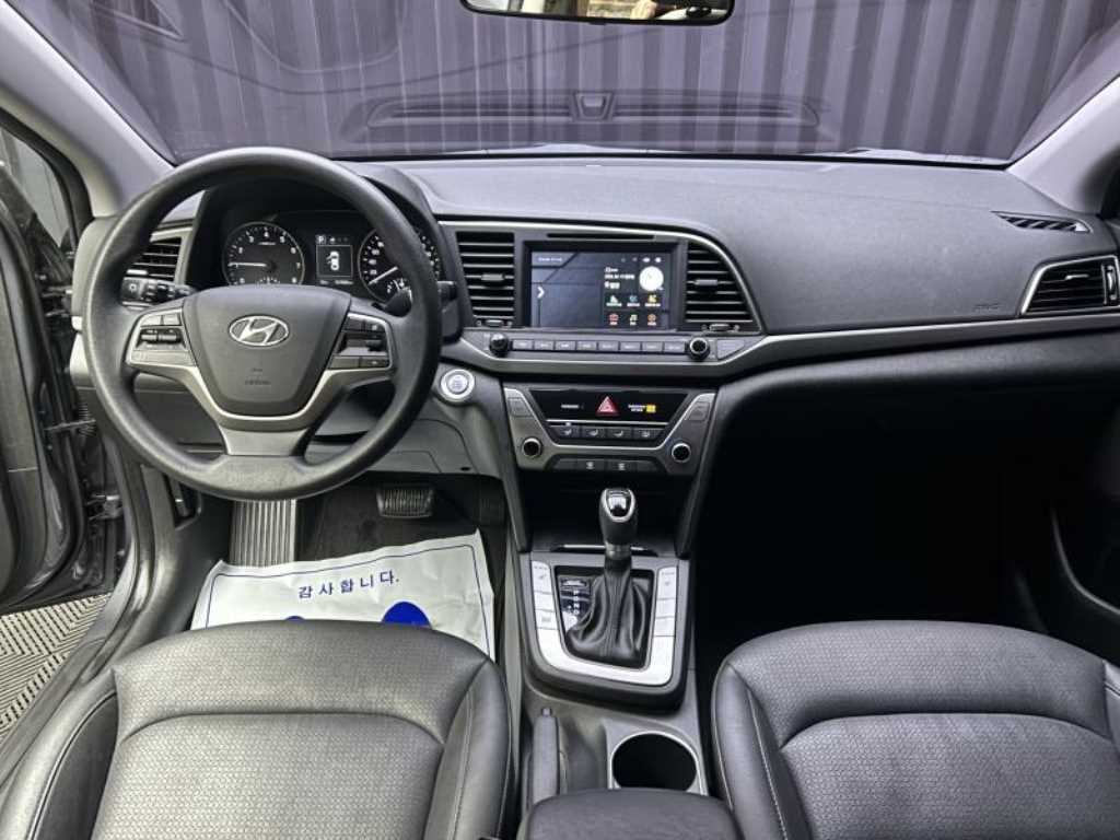 HYUNDAI Avante - Vista 10