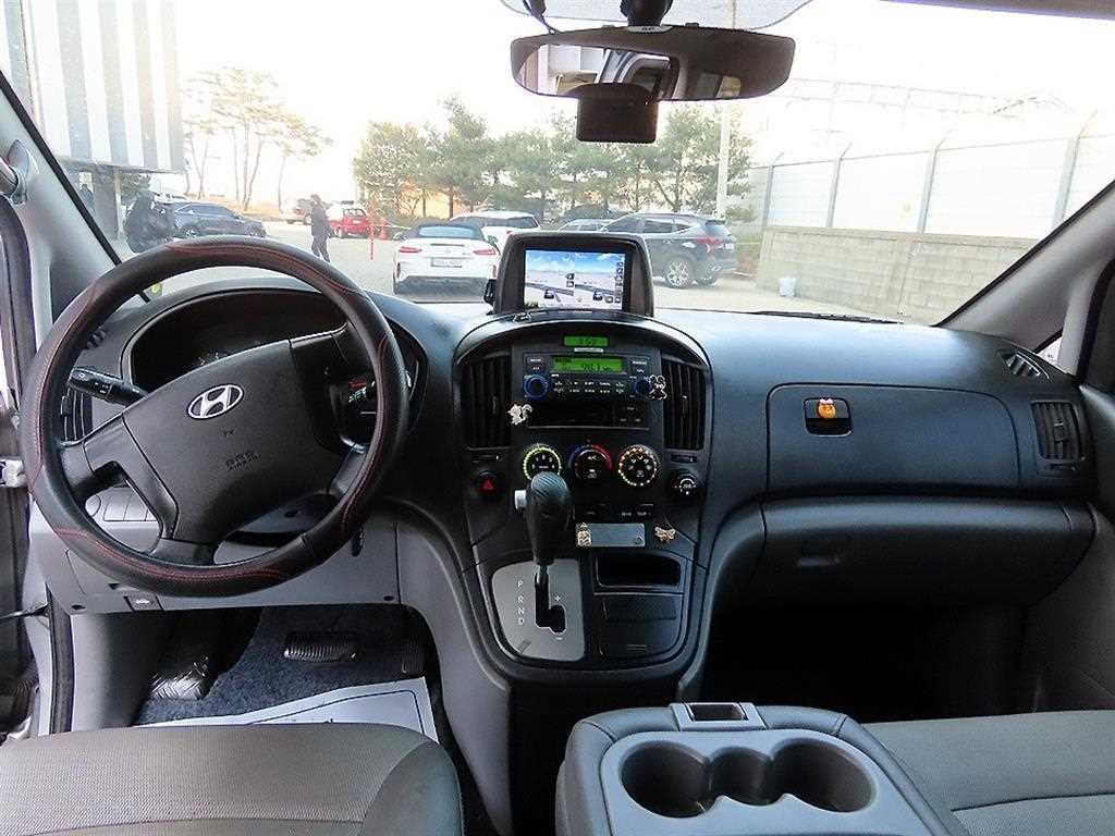 HYUNDAI Starex - Vista 8