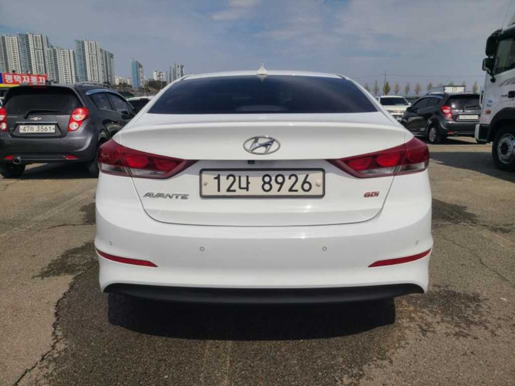 HYUNDAI Avante - Vista 5