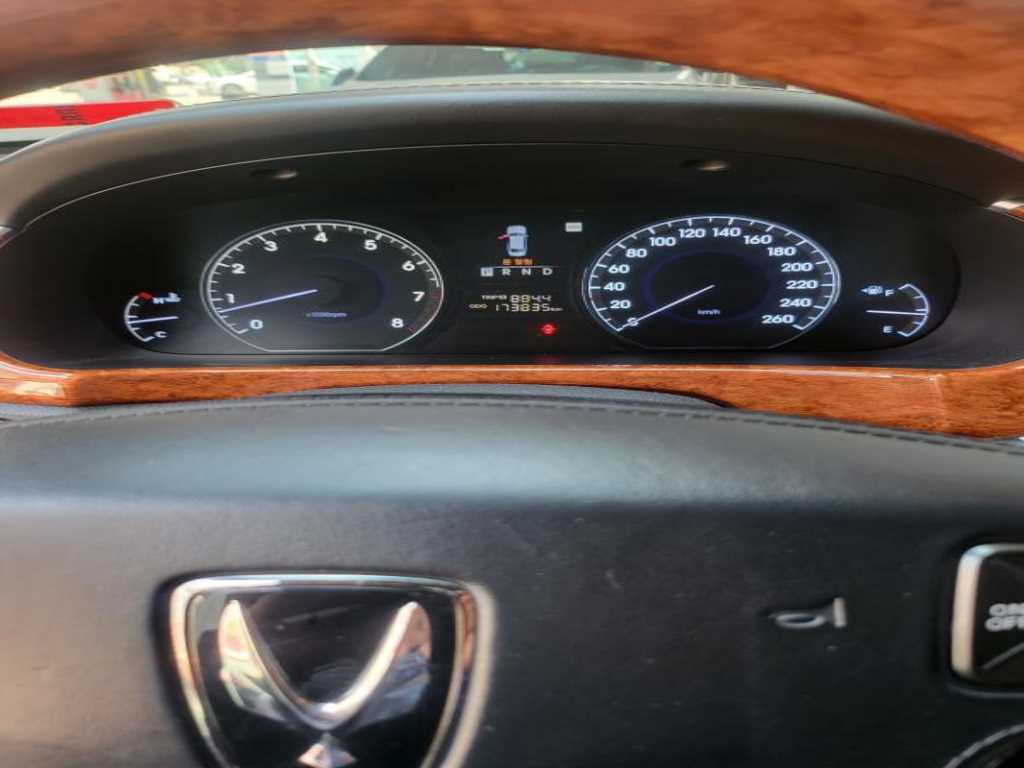 HYUNDAI Equus - Vista 3