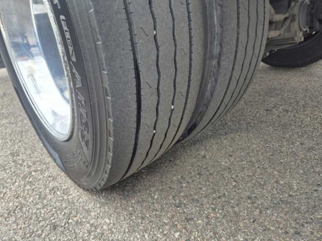 medium and large cargo truck - Vista 12