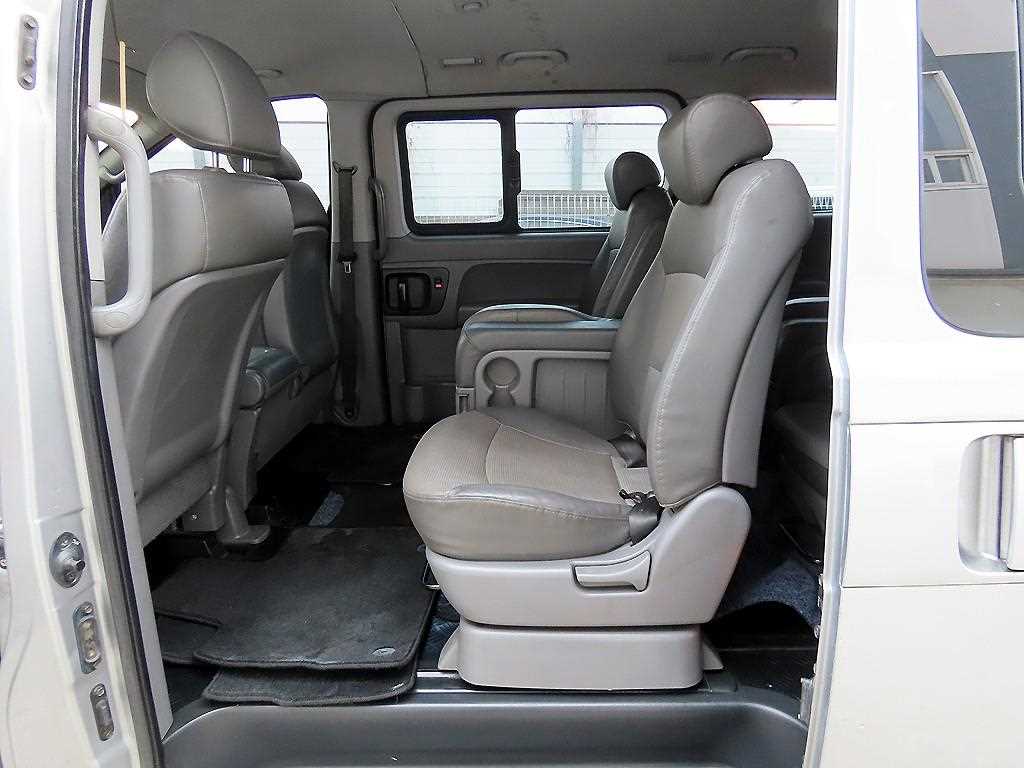 HYUNDAI Starex - Vista 6