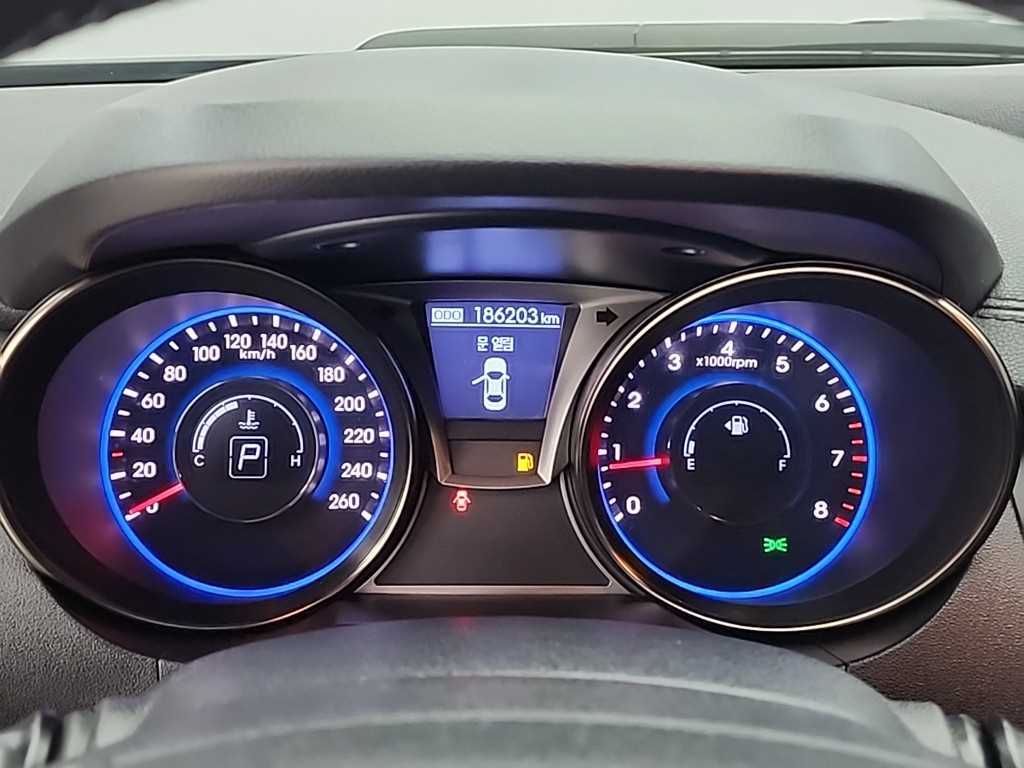 HYUNDAI Genesis - Vista 6