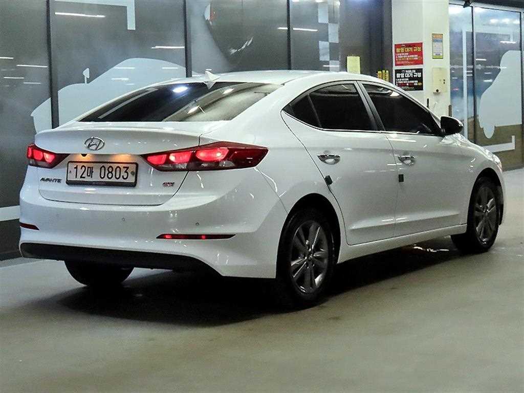 HYUNDAI Avante - Vista 4
