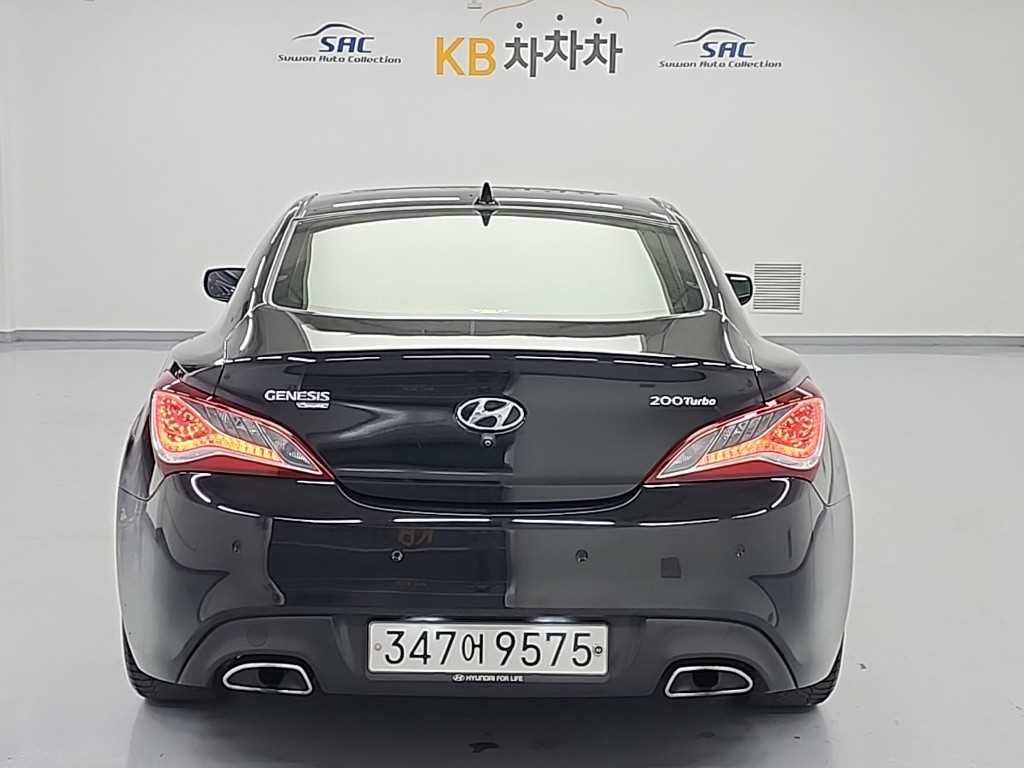 HYUNDAI Genesis - Vista 3