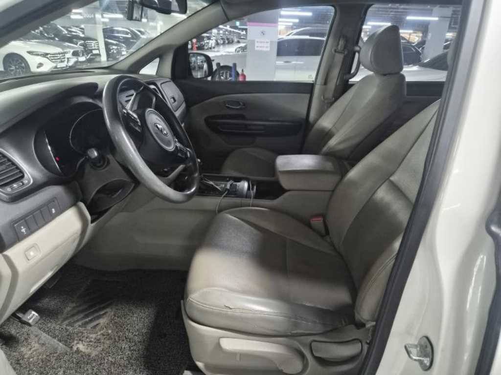 KIA Carnival - Vista 6