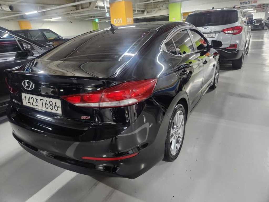 HYUNDAI Avante - Vista 3