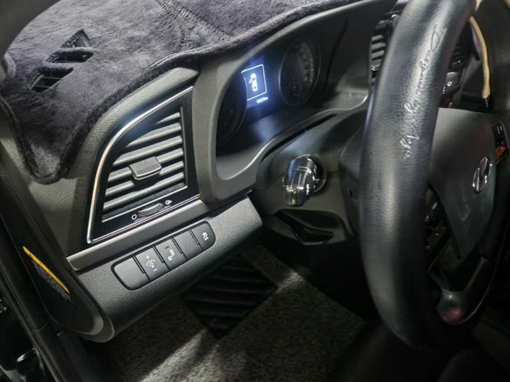 HYUNDAI Avante - Vista 5