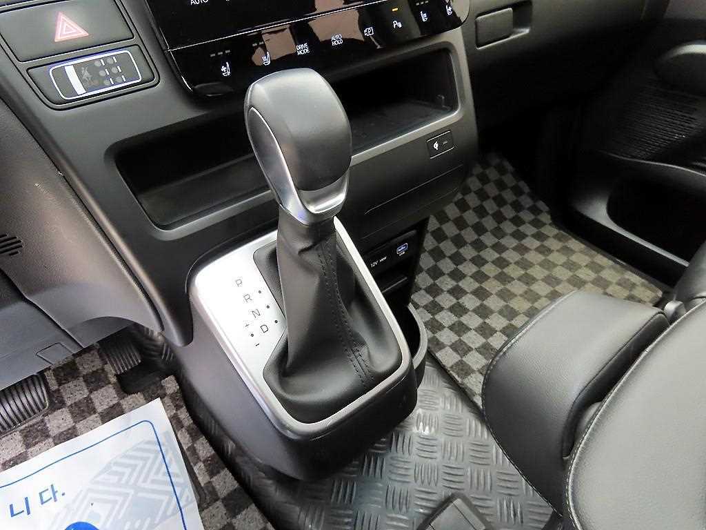 HYUNDAI Staria - Vista 11