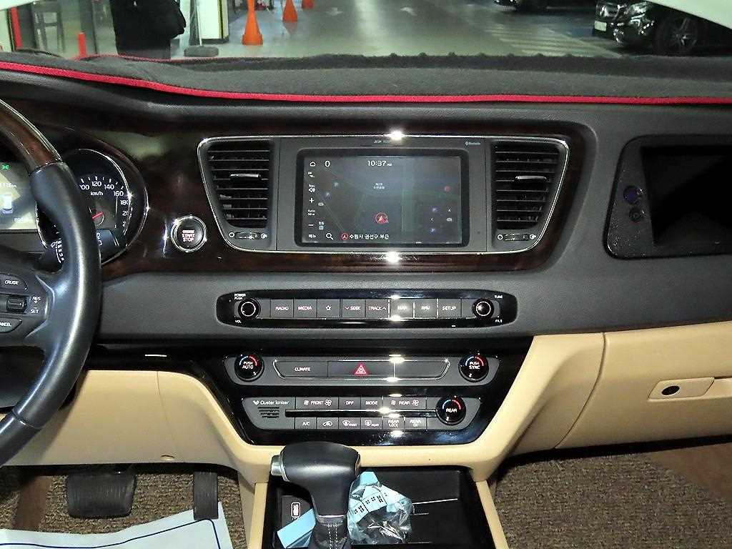 KIA Carnival - Vista 11