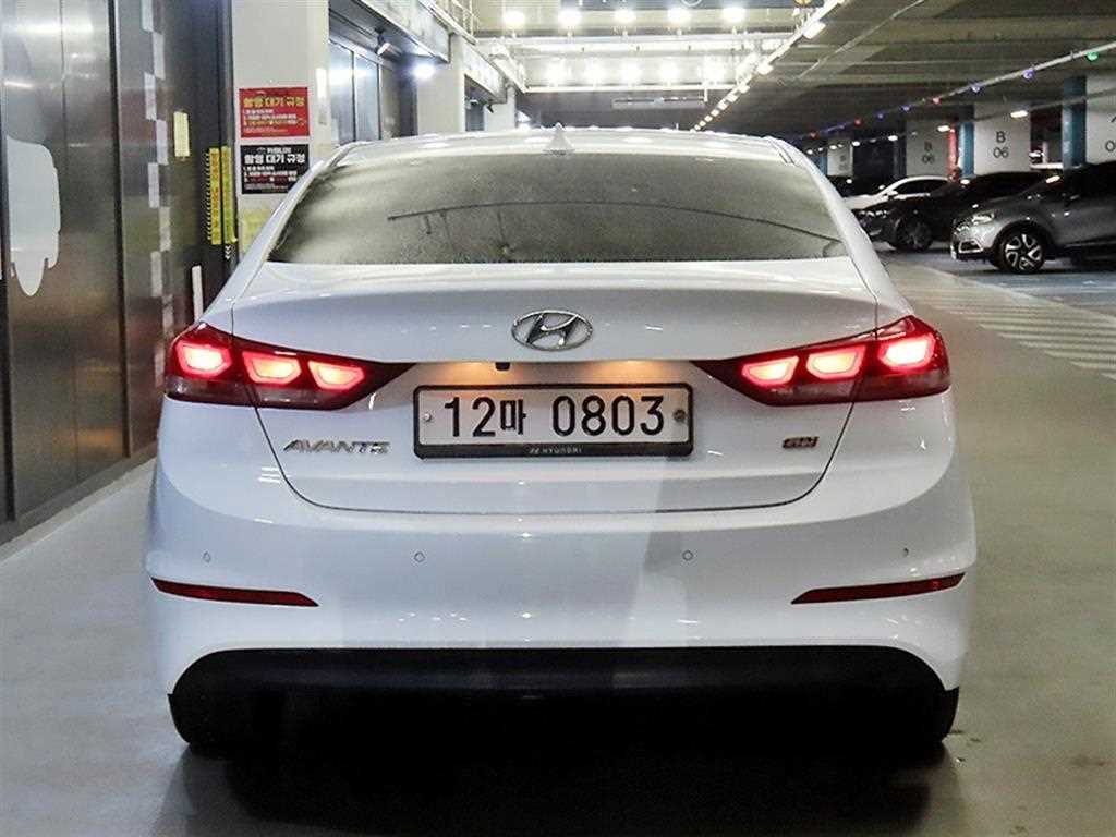 HYUNDAI Avante - Vista 5