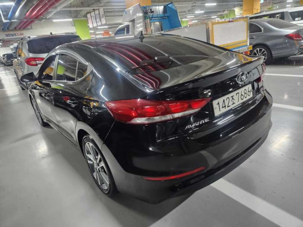 HYUNDAI Avante - Vista 2