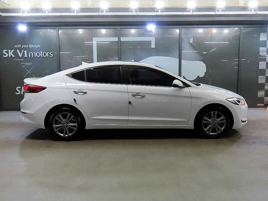 HYUNDAI Avante - Vista 3