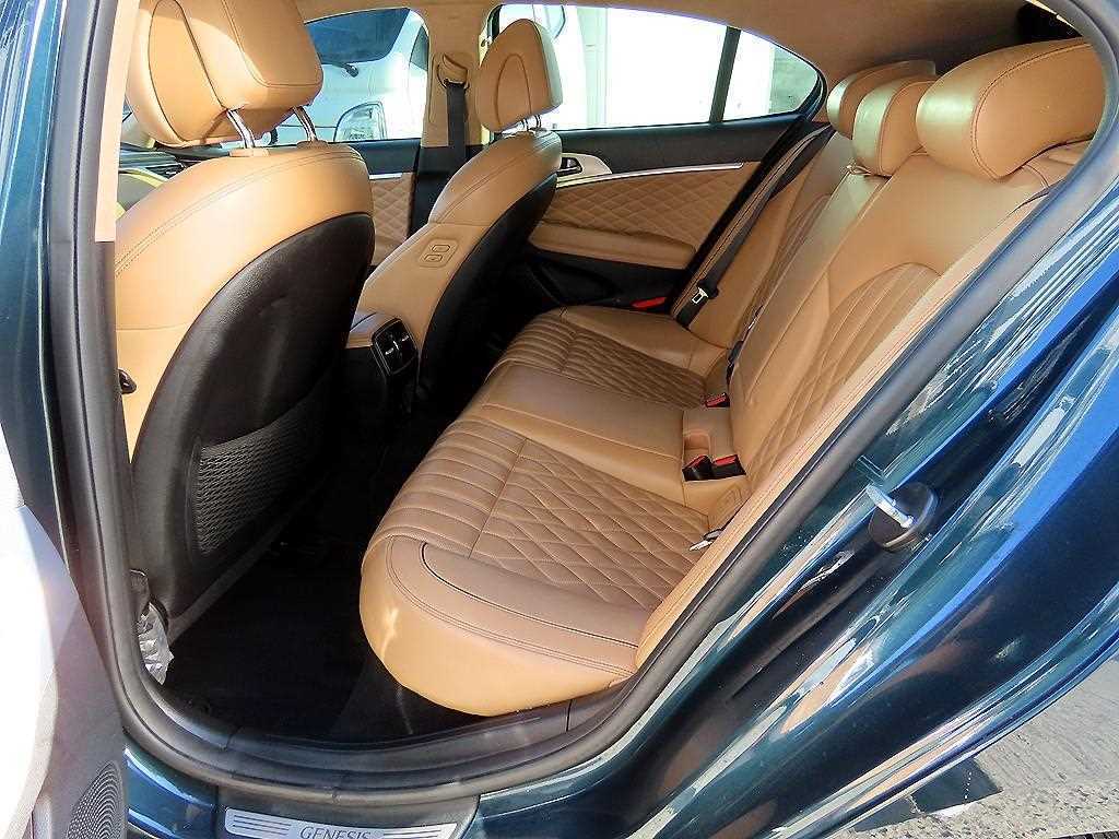 Genesis G70 - Vista 6