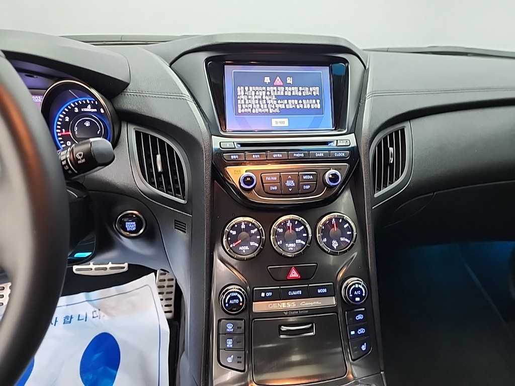 HYUNDAI Genesis - Vista 10