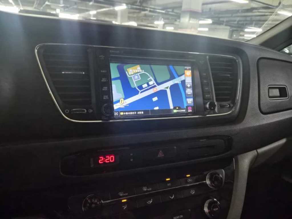 KIA Carnival - Vista 8